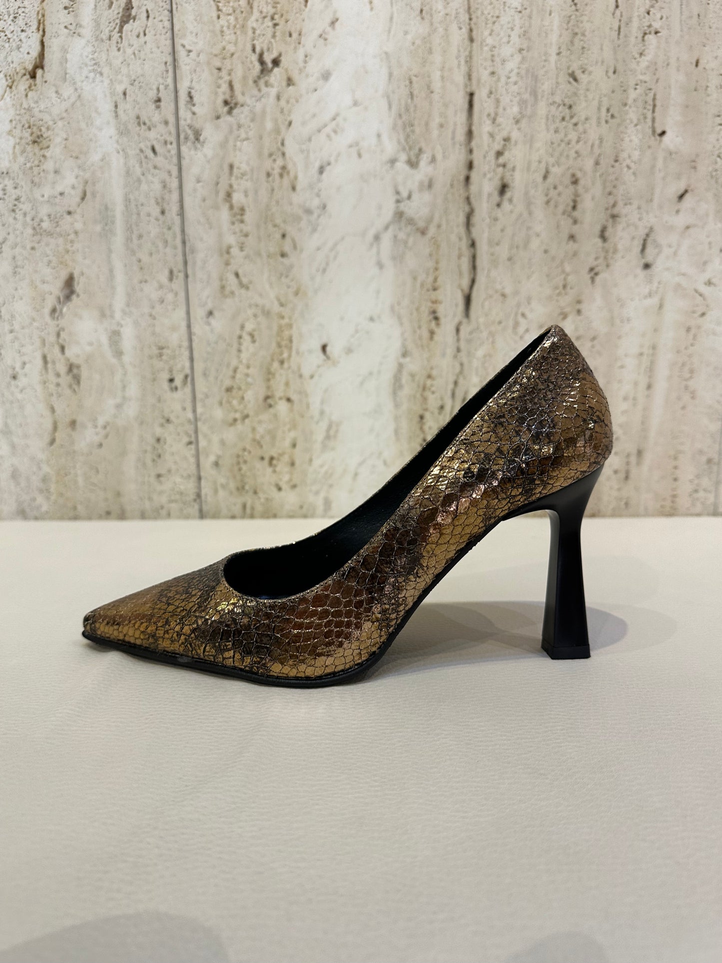 DANIELA VEGA SALON DORADO 7