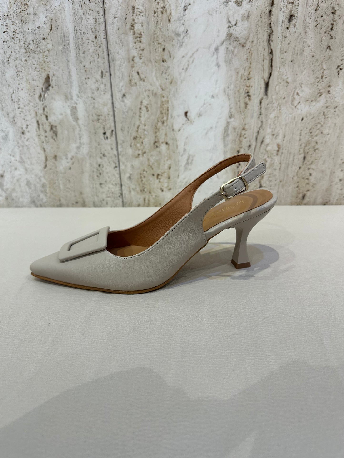 DANIELA VEGA DESTALONADO  MANCHESTER