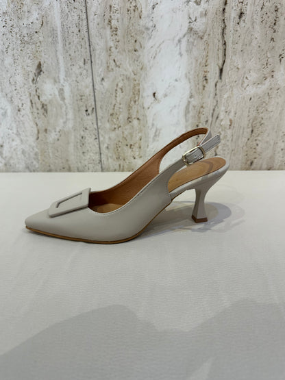 DANIELA VEGA DESTALONADO  MANCHESTER