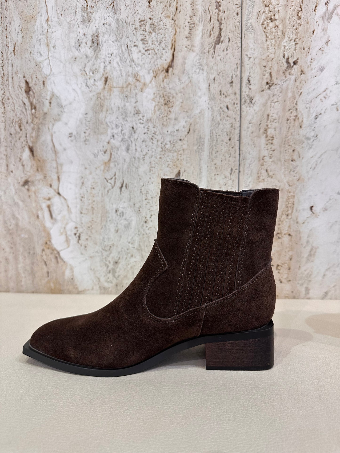 BOTÍN CAMPERO MOKA SERRAJE