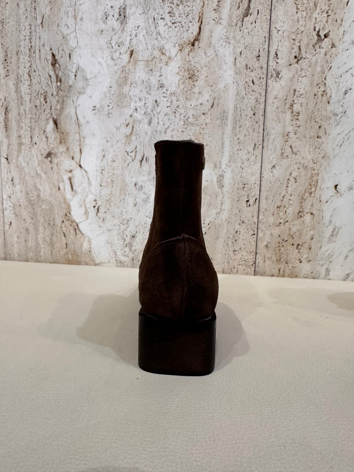 BOTÍN CAMPERO MOKA SERRAJE