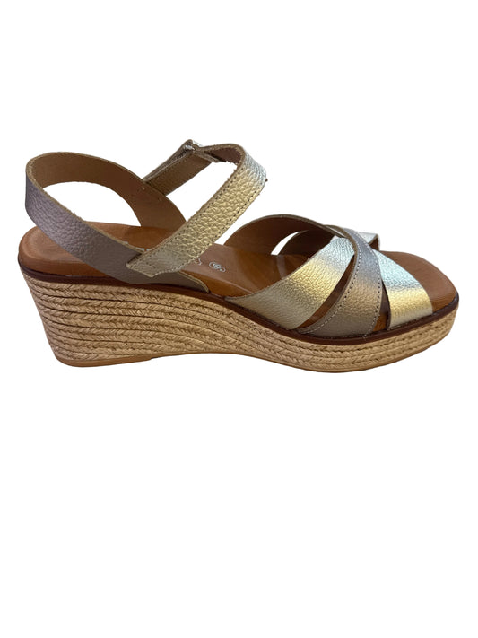 SANDALIA CUÑA METALIZADA PIEL