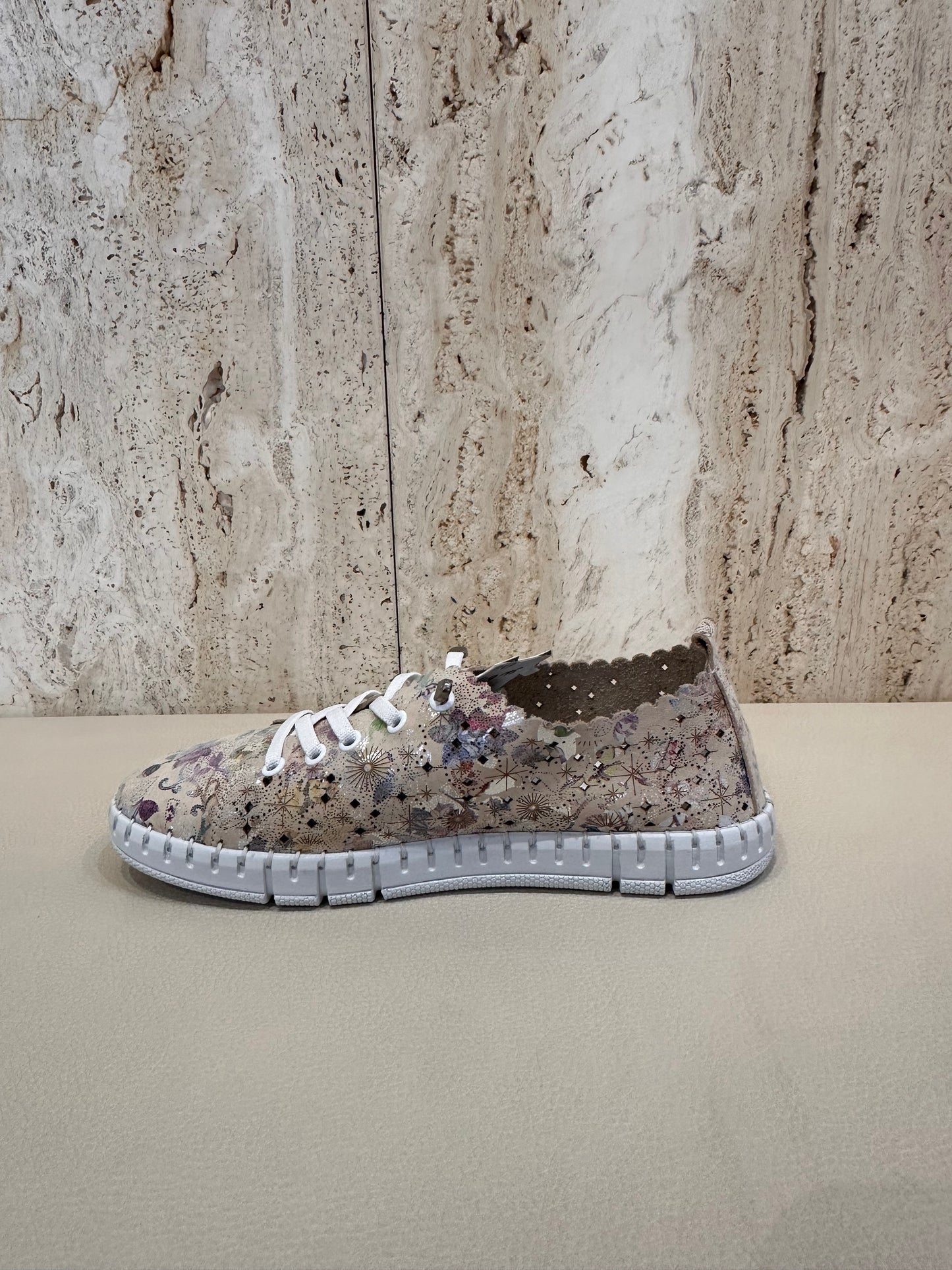 ZAPATILLA PIEL MANLISA TROQUELADA