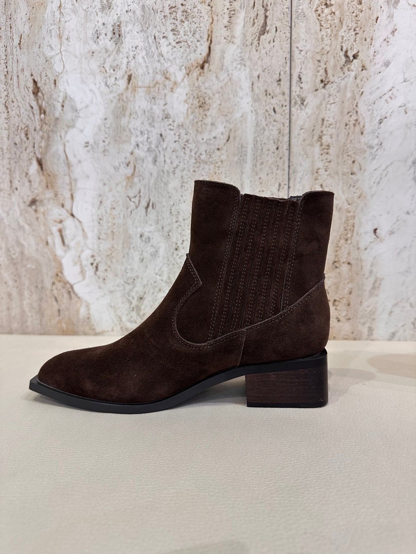 BOTÍN CAMPERO MOKA SERRAJE