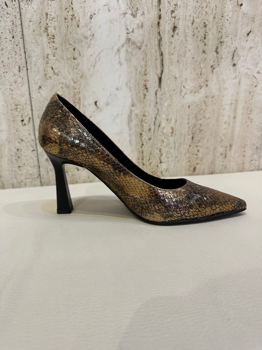 DANIELA VEGA SALON DORADO 7