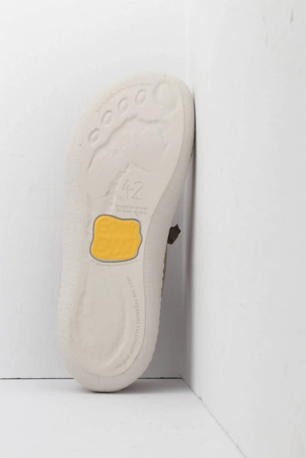 SUNNI SABBI KUNASH_002 CANELA KUNASHIR BAREFOOT